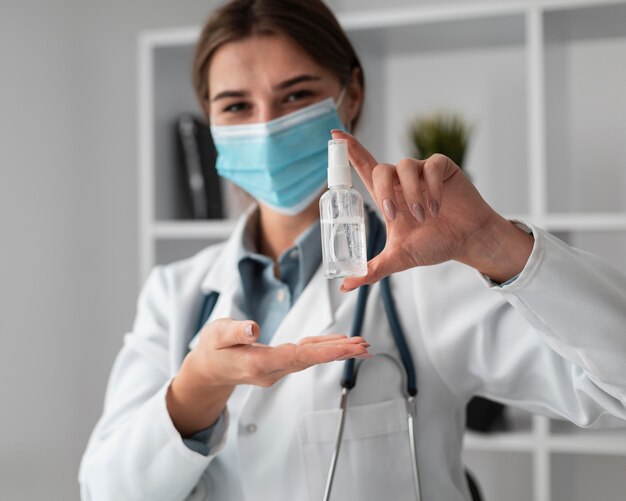 Lekarz noszący maskę w szpitalu