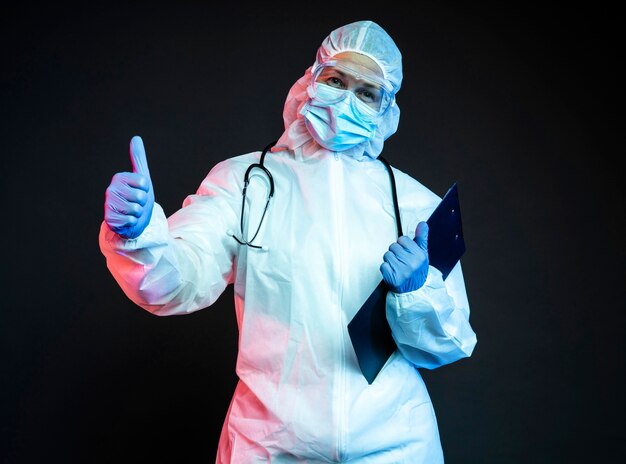 Lekarz noszący sprzęt medyczny w przypadku pandemii