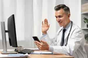 Bezpłatne zdjęcie lekarz oferujący telekonsultacje medyczne