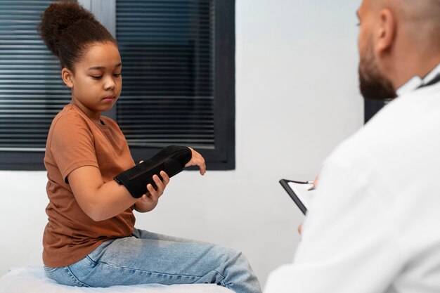 Bezpłatne zdjęcie lekarz opiekujący się afroamerykańskim dzieckiem