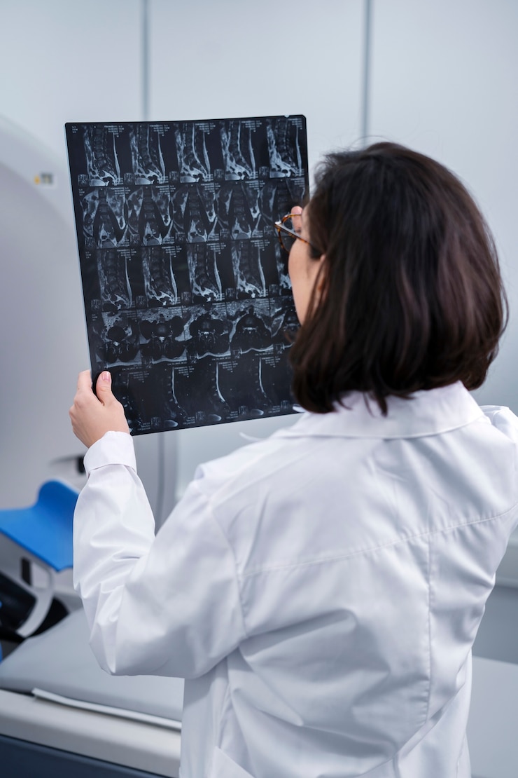 Bezpłatny plik Zdjęcie lekarz patrzący na tomografię komputerową