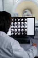 Bezpłatne zdjęcie lekarz patrzący na tomografię komputerową