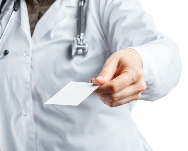 Lekarz posiadający kartę ze stetoskopem na białym tle