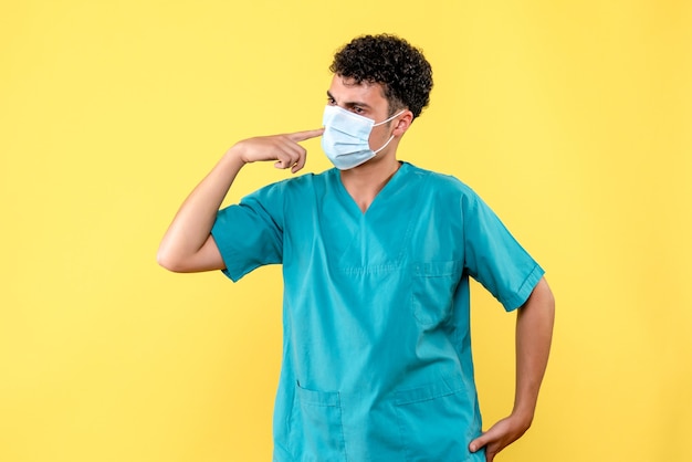 Lekarz prowadzący z przodu lekarz nosi maskę z powodu pandemii COVID
