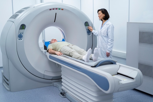 Lekarz przygotowujący pacjenta do tomografii komputerowej