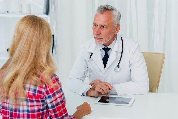 Bezpłatne zdjęcie lekarz rozmawia z pacjentem