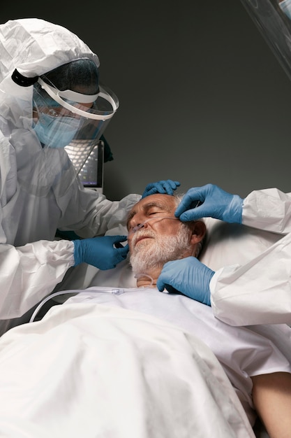 Bezpłatne zdjęcie lekarz sprawdzający problemy z oddychaniem pacjenta