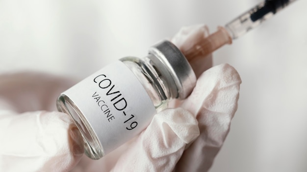 Lekarz trzymający butelkę szczepionki COVID-19