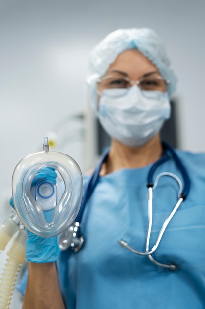 Bezpłatne zdjęcie lekarz trzymający respirator
