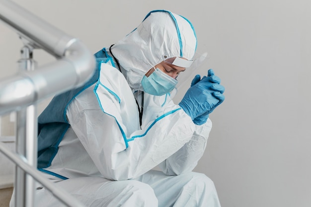 Lekarz ubrany w sprzęt do zapobiegania wirusom