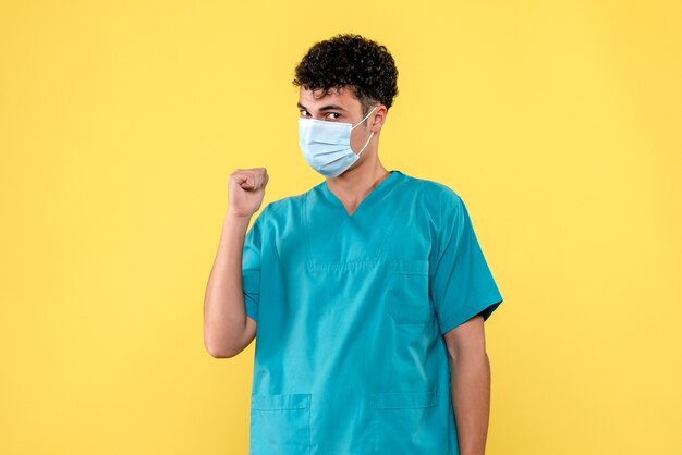 Lekarz w masce, lekarz w masce, mówi o pandemii