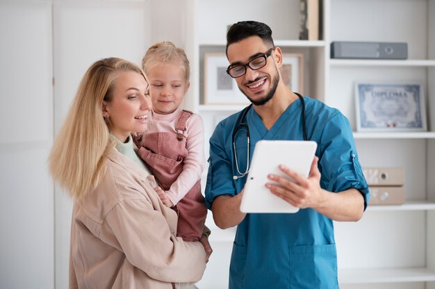 Lekarz wykonujący swoją pracę w gabinecie pediatrycznym