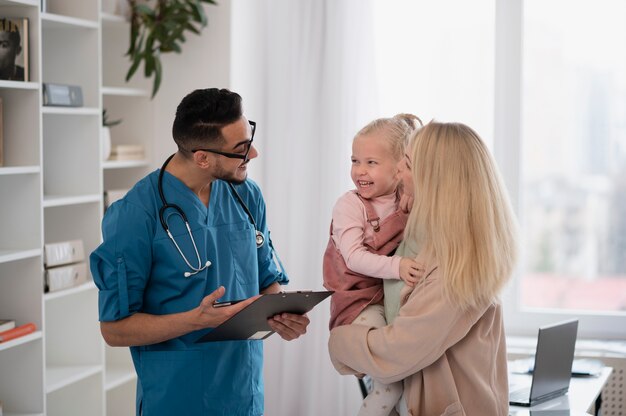 Lekarz wykonujący swoją pracę w gabinecie pediatrycznym