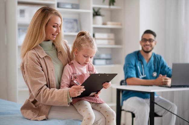 Bezpłatne zdjęcie lekarz wykonujący swoją pracę w gabinecie pediatrycznym