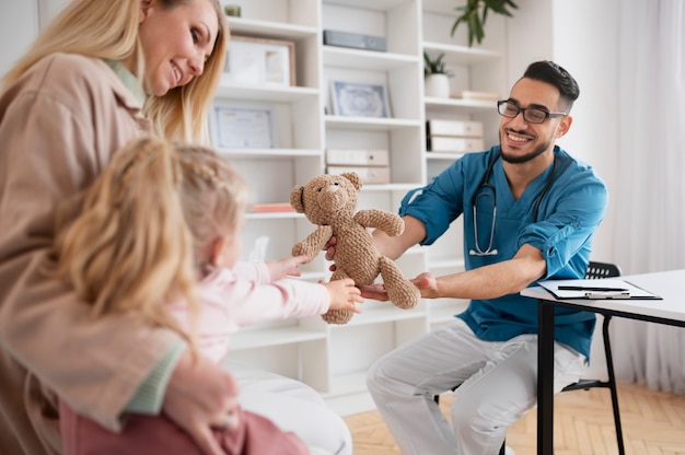 Lekarz wykonujący swoją pracę w gabinecie pediatrycznym