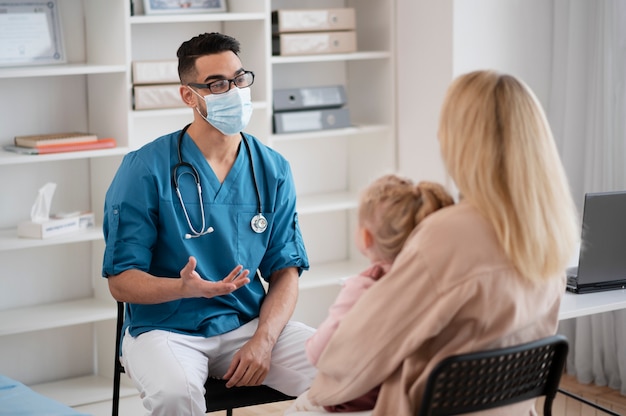 Bezpłatne zdjęcie lekarz wykonujący swoją pracę w gabinecie pediatrycznym