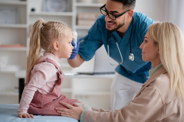 Lekarz wykonujący swoją pracę w gabinecie pediatrycznym