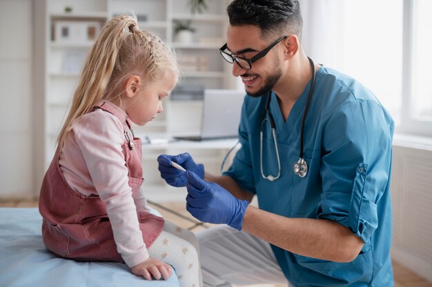 Lekarz wykonujący swoją pracę w gabinecie pediatrycznym