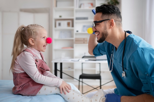 Lekarz wykonujący swoją pracę w gabinecie pediatrycznym