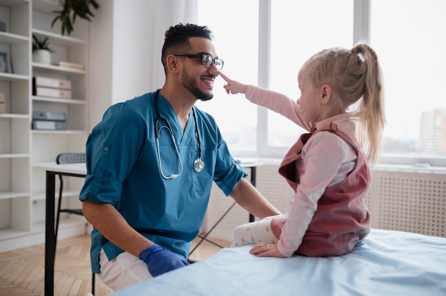 Lekarz wykonujący swoją pracę w gabinecie pediatrycznym