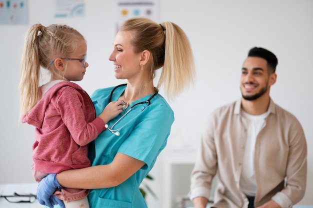 Lekarz wykonujący swoją pracę w gabinecie pediatrycznym