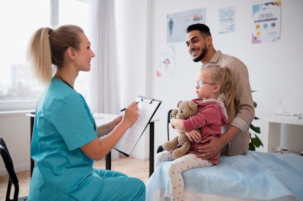 Bezpłatne zdjęcie lekarz wykonujący swoją pracę w gabinecie pediatrycznym