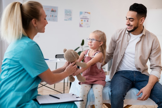 Lekarz wykonujący swoją pracę w gabinecie pediatrycznym