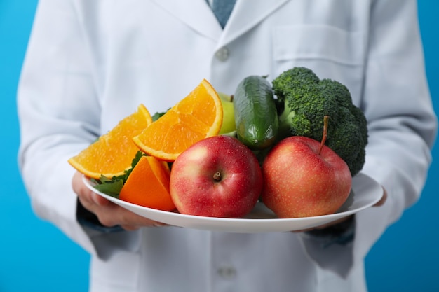Bezpłatne zdjęcie lekarz z koncepcją zdrowego odżywiania zdrowej żywności