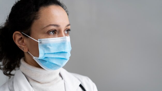 Lekarz z widokiem z boku noszący maskę na twarz