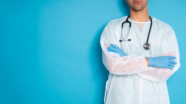Bezpłatne zdjęcie lekarz z widokiem z przodu w sukni medycznej