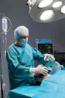 Bezpłatne zdjęcie lekarze przygotowujący się do zabiegu operacyjnego
