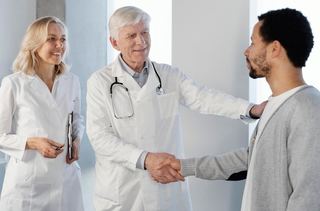 Lekarze rozmawiają z młodym pacjentem
