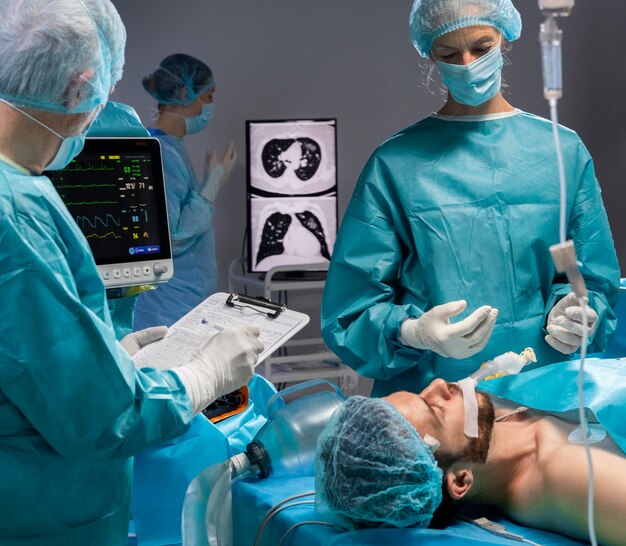 Lekarze wykonujący zabieg chirurgiczny na pacjencie