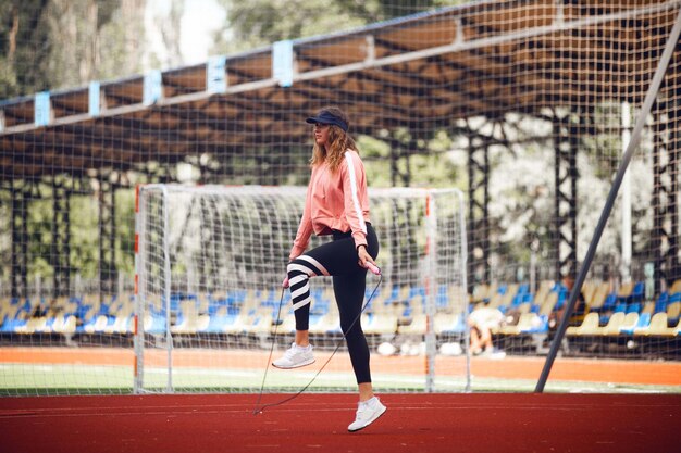 Lekkoatletyczne dziewczyny na stadionie ćwiczą