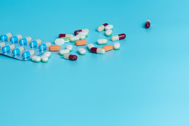 leków, środków medycznych umieszczonych na niebiesko.