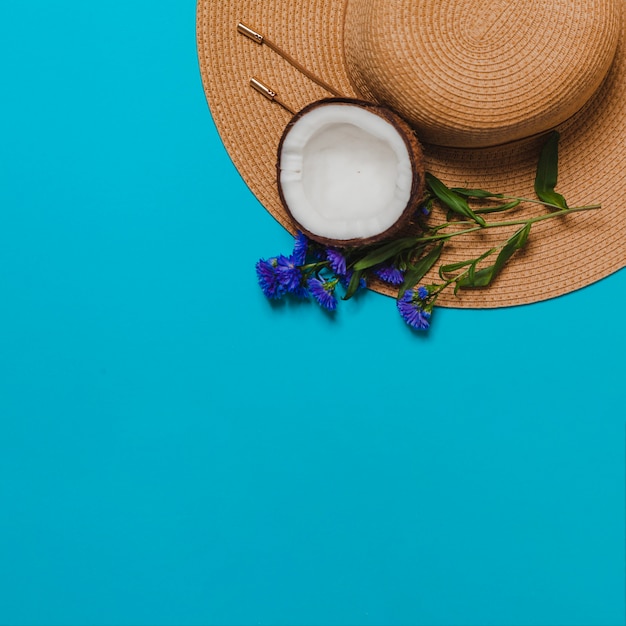 Bezpłatne zdjęcie letni kapelusz z kokosem i dekoracją kwiatową
