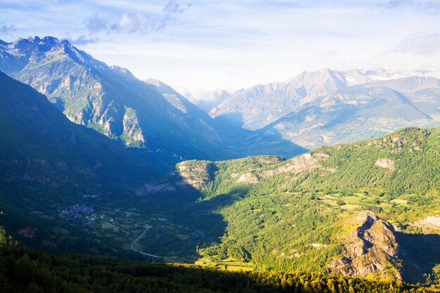 Letni widok na dolinę w Pirenejach