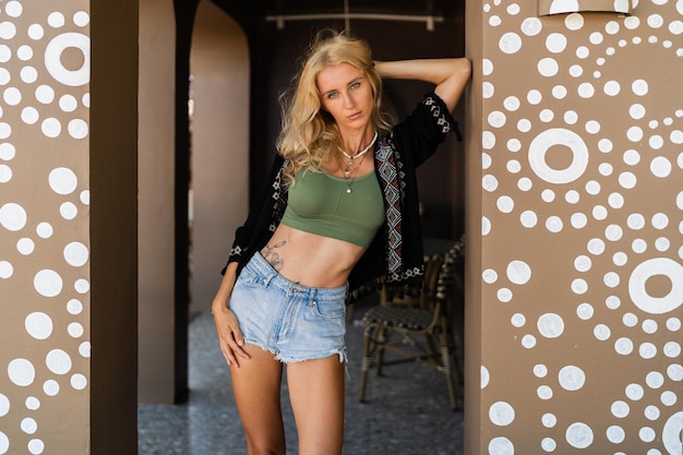 Letnie Zdjęcie Mody Uwodzicielskiej Blond Kobiety Z Perfcet Figurą W Seksowny Top I Dżinsy Pozowanie Na Zewnątrz W Akcesoriach Boho
