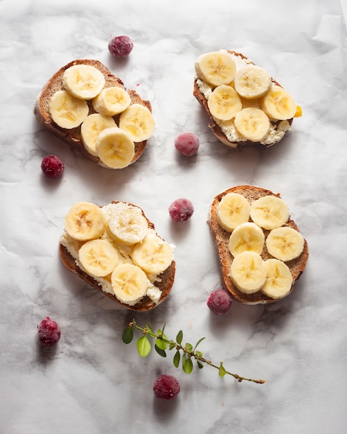 Bezpłatne zdjęcie leżący na płasko tost z pokrojonymi bananami