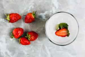 Bezpłatne zdjęcie leżał płasko stawberries na marmurowym tle