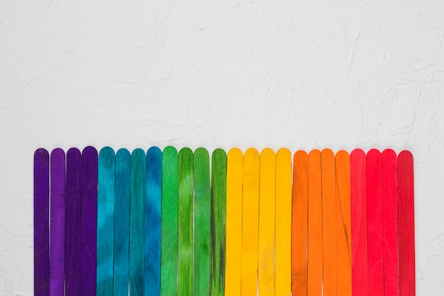 LGBT tęcza kolorowych drewnianych kijów na szarej powierzchni