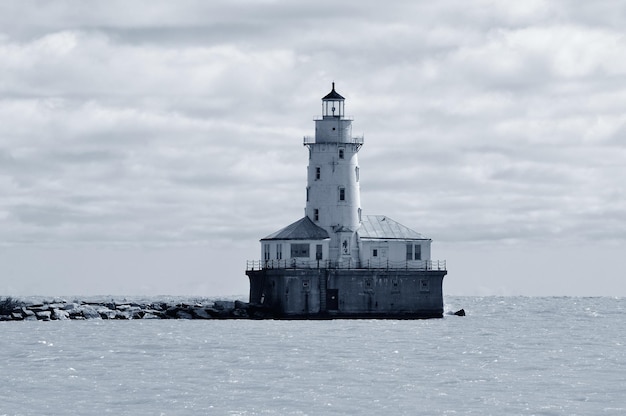 Bezpłatne zdjęcie light house of chicago w jeziorze michigan z chmury i błękitne niebo.