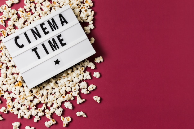 Bezpłatne zdjęcie lightbox lightbox i popcorn