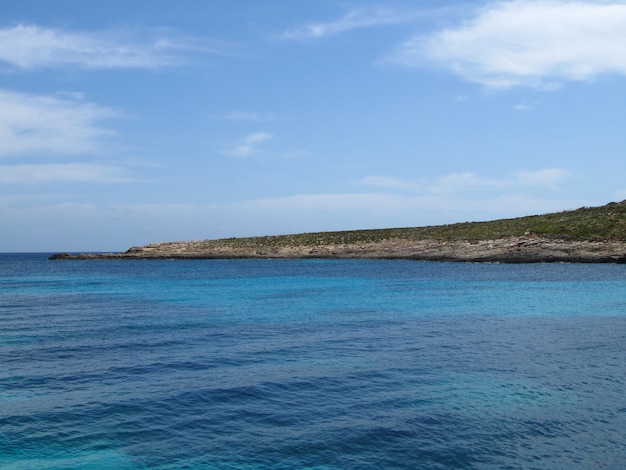 Bezpłatne zdjęcie linia brzegowa comino, malta pod błękitnym niebem