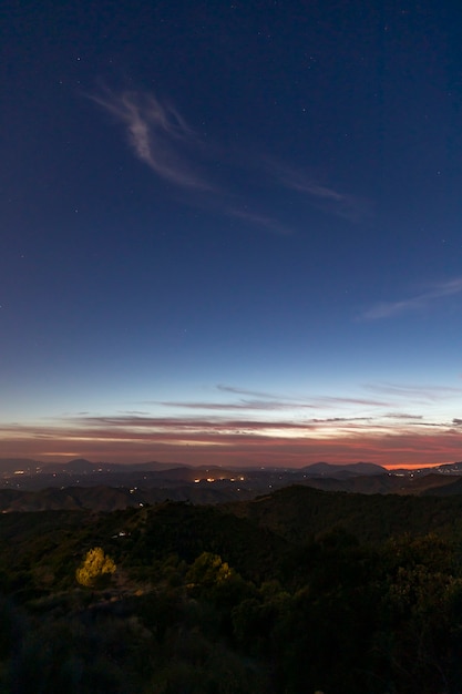 Bezpłatne zdjęcie linia horyzontu między niebem a ludźmi