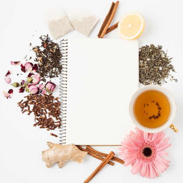 Bezpłatne zdjęcie liście herbaty i szablon notatnika