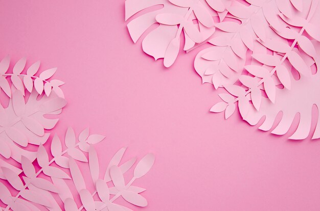 Liście wykonane z papieru w różowych odcieniach