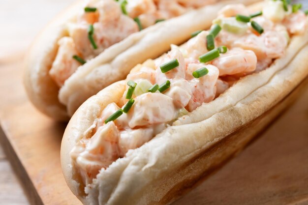 Lobster roll na drewnianym stole