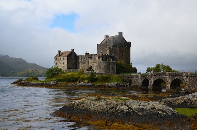 Loch Duich otaczające zamek Eilean Donan w Szkocji.