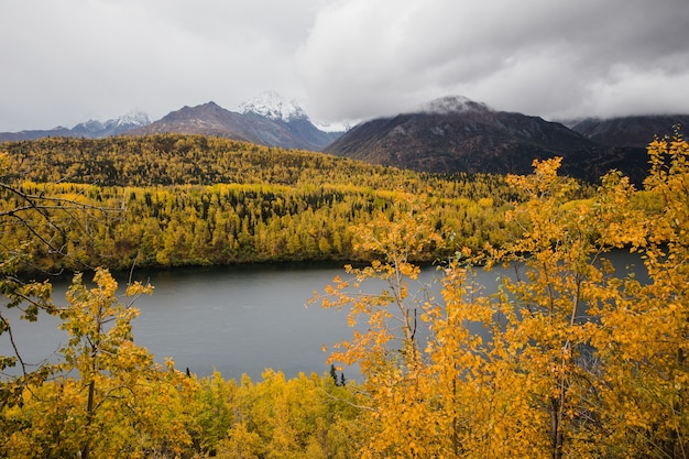 Lodowate górskie jezioro w jesiennym krajobrazie na Alasce